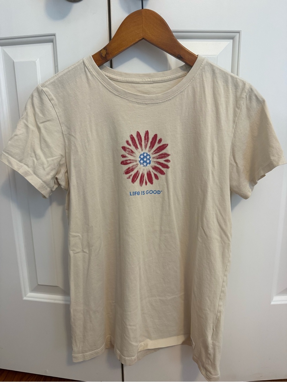 Life is Good Women's Americana Daisy Short Sleeve Tee Size Medium